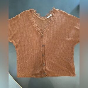 Buckle BKE Women’s Burnt Orange Short sleeved V-neck sweater Size M